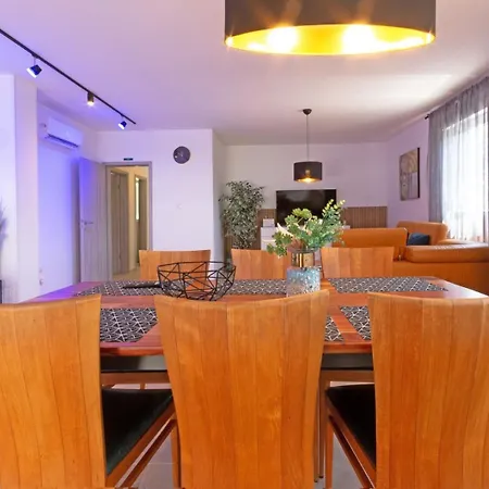 Semesterbostad House Sontag Divšići